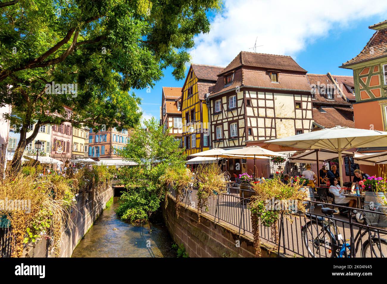Fachwerkhäuser am Kanal am Place de l'Ancienne-Douane in der mittelalterlichen Stadt Colmar im Elsass, Frankreich Stockfoto