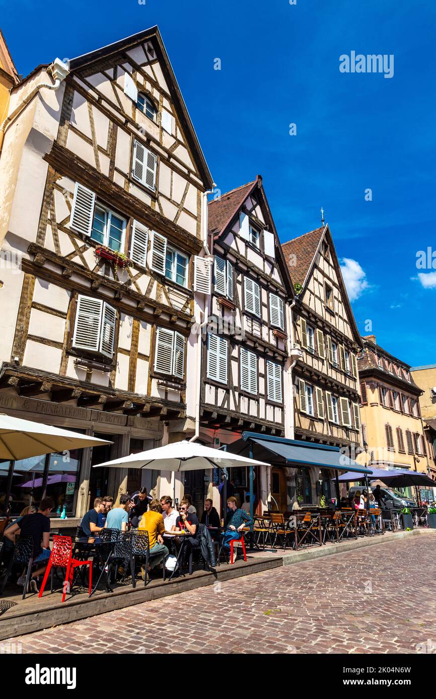 Im Restaurant La Stub können Gäste im Freien speisen, in mittelalterlichen Fachwerkhäusern entlang der Grand Rue, Colmar, Elsass, Frankreich Stockfoto