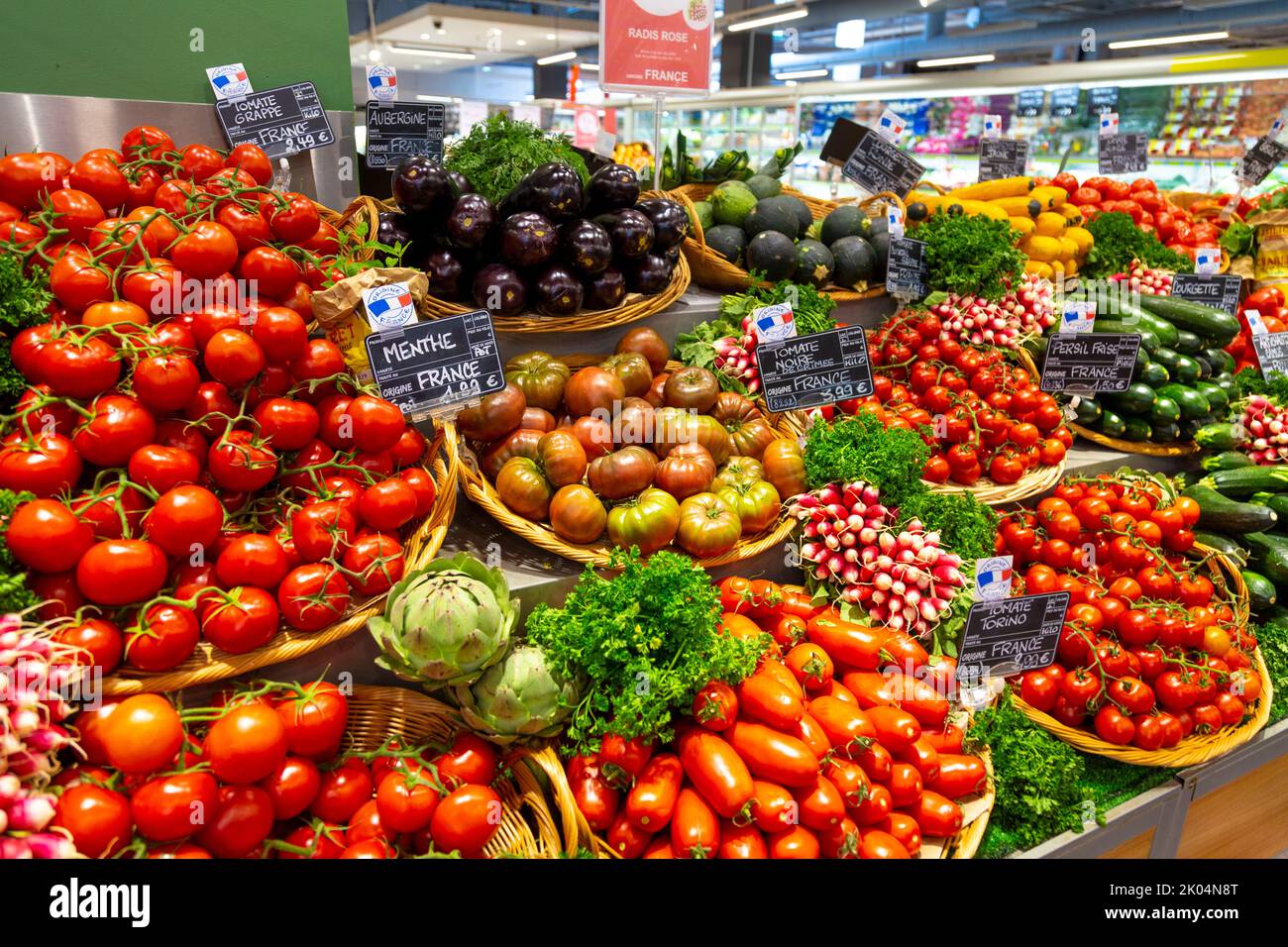 Verpackungsfreies Gemüse, das im Monprix-Supermarkt in Colmar, Frankreich, aufgelegt wird Stockfoto