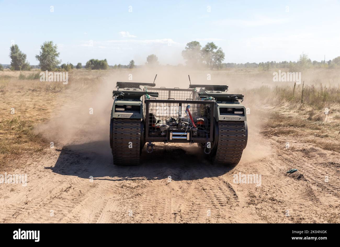 Evakuierungsroboter Them wird während der Feldtests auf einer staubigen Straße gesehen. Feldtests der Multizweck-Crawler-Drohne Themis der estnischen Firma Milrem Robotics, die vom medizinischen Bataillon „Hospitalers“ für Evakuierungszwecke an der Front verwundete Soldaten eingesetzt werden soll. Der Evakuierungsroboter „Zhuravel“ bestand den ersten Test. Der Roboter wird an vorderster Front eingesetzt, an Orten, an denen es für Mediziner schwierig ist, mit dem Fahrzeug oder zu Fuß zu erreichen. Stockfoto