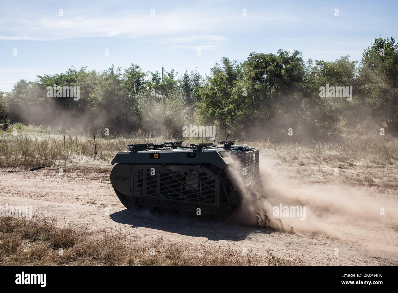 Evakuierungsroboter Them wird während der Feldtests auf einer staubigen Straße gesehen. Feldtests der Multizweck-Crawler-Drohne Themis der estnischen Firma Milrem Robotics, die vom medizinischen Bataillon „Hospitalers“ für Evakuierungszwecke an der Front verwundete Soldaten eingesetzt werden soll. Der Evakuierungsroboter „Zhuravel“ bestand den ersten Test. Der Roboter wird an vorderster Front eingesetzt, an Orten, an denen es für Mediziner schwierig ist, mit dem Fahrzeug oder zu Fuß zu erreichen. Stockfoto