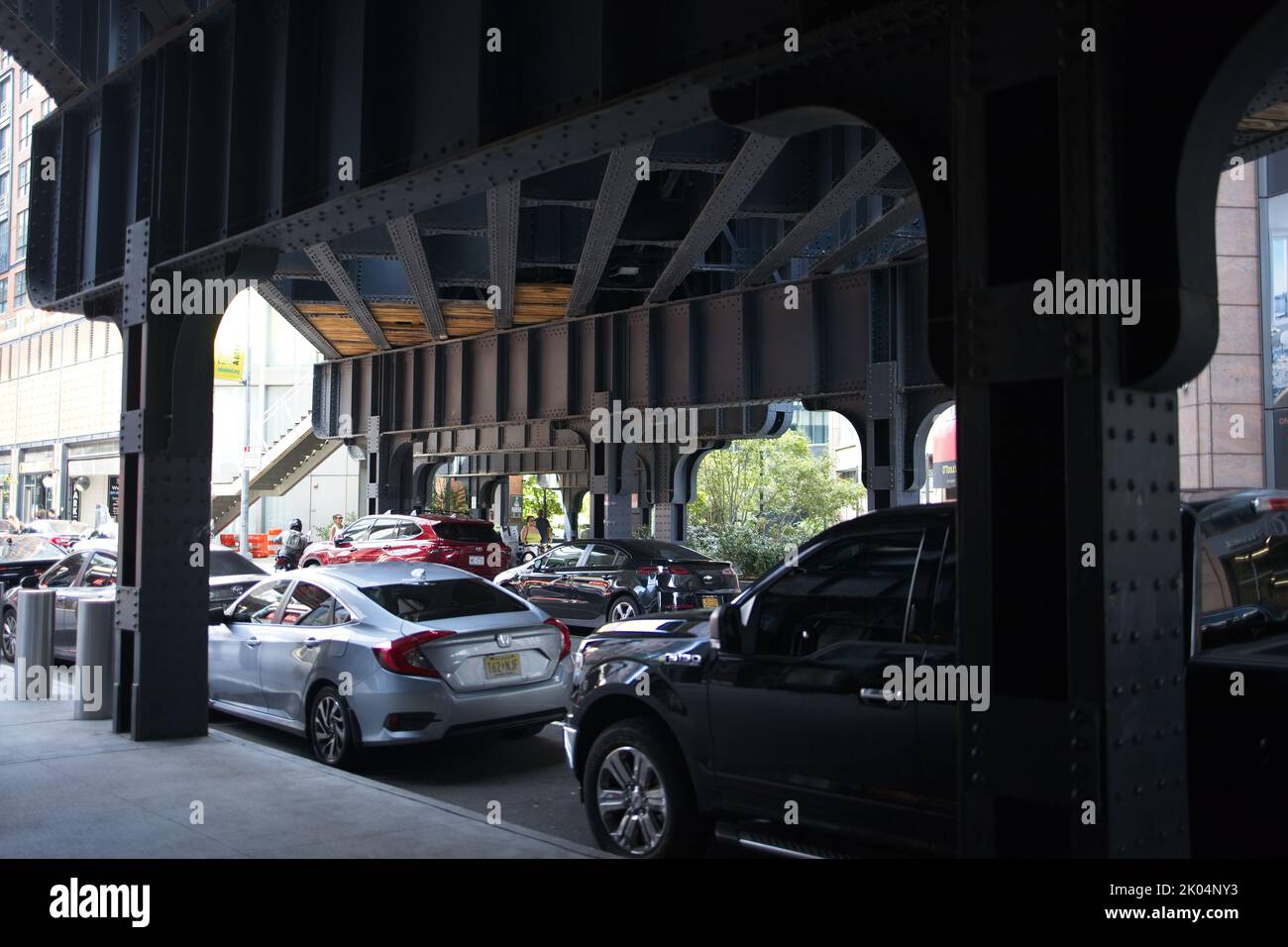 New York, NY, USA - 9. September 2022: Stahlstützen werden gezeigt, die die Manhattan High Line halten, wie sie von unten auf Straßenebene in der Nähe der Hudson Yards gesehen werden Stockfoto