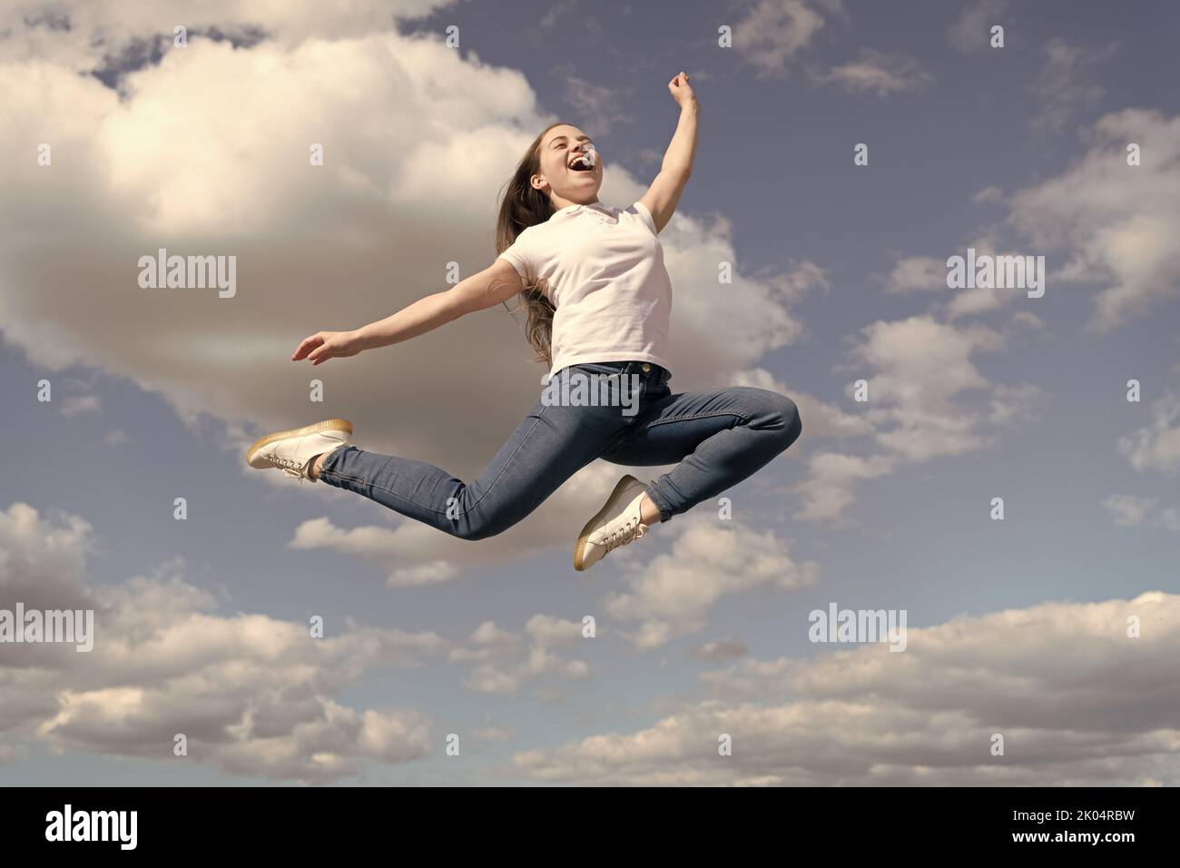Happy teen Kind springen auf Himmel Hintergrund Stockfoto