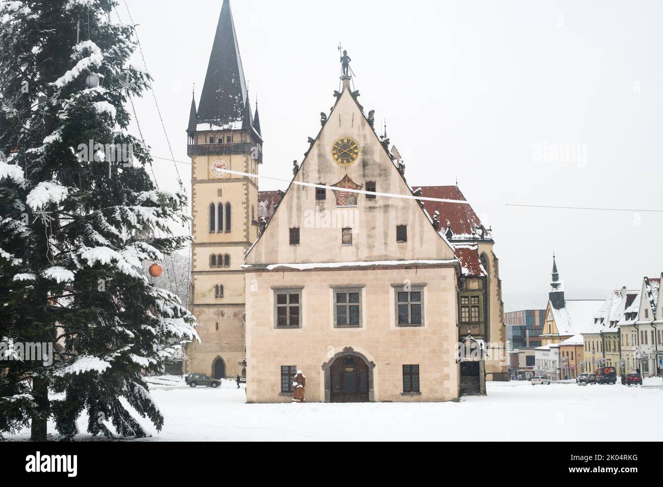 Bardejov, Slowakei. Rathaus und Basilika Saint Aegidius auf dem Hauptplatz der Stadt, genannt Radnicne Namestie. UNESCO-Weltkulturerbe. 13. Jahrhundert. Stockfoto