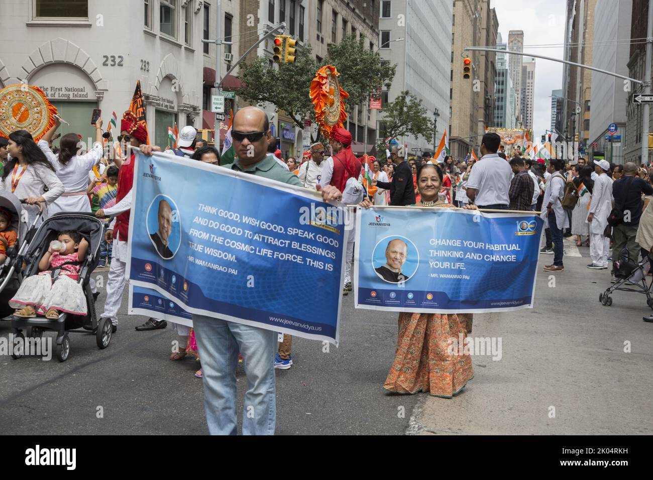 75.-jährige Parade zum indischen Unabhängigkeitstag auf der Madison Avenue in New York City. Stockfoto