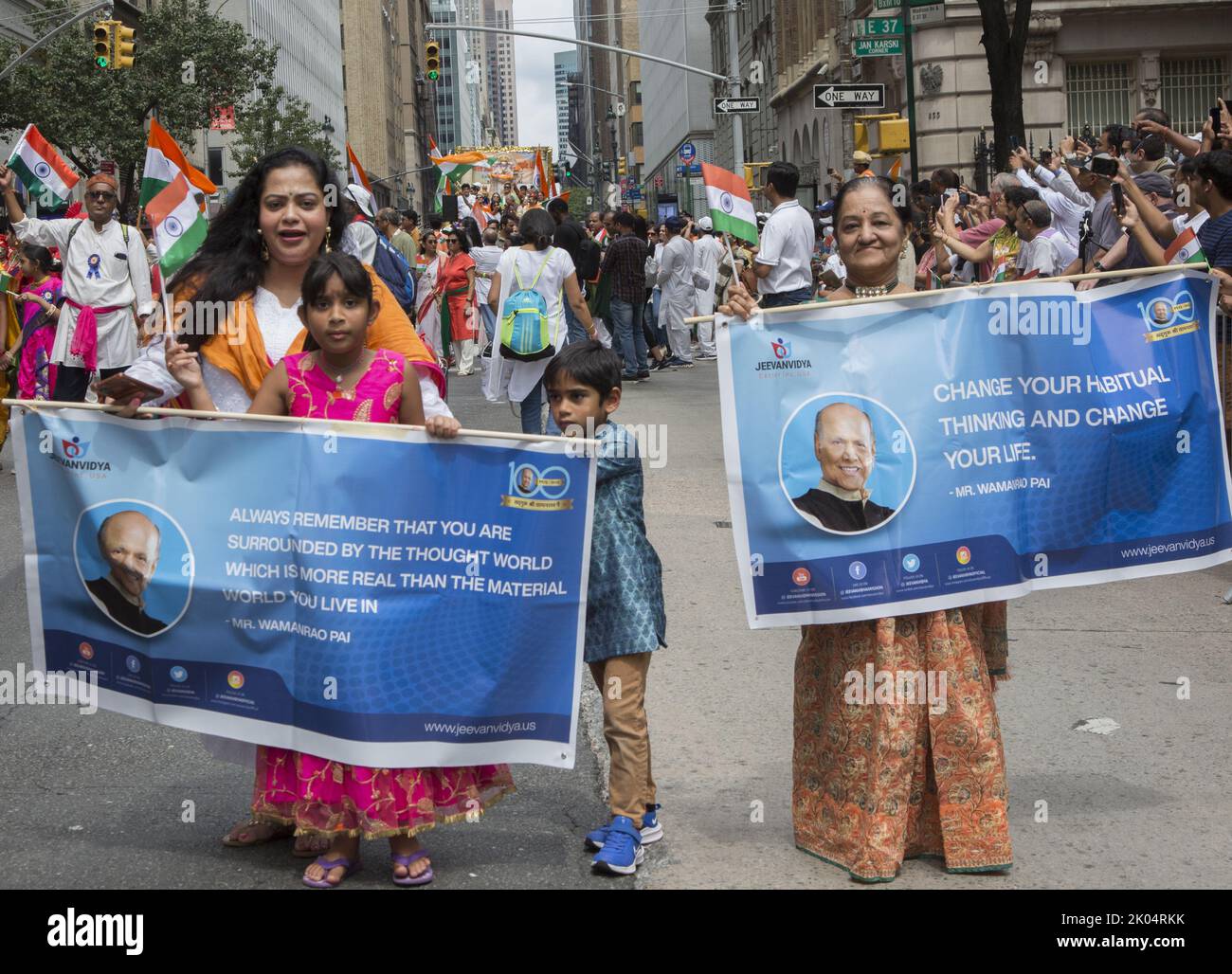 75.-jährige Parade zum indischen Unabhängigkeitstag auf der Madison Avenue in New York City. Stockfoto