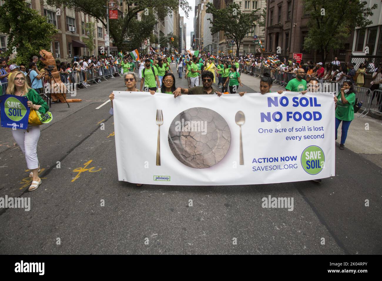 75.-jährige Parade zum indischen Unabhängigkeitstag auf der Madison Avenue in New York City. Mitglieder der Umweltbewegung Save Soil tanzen in der Pasrade. Save Soil ist eine globale Bewegung, die von Sadhguru ins Leben gerufen wurde, um die Bodenkrise anzugehen, indem Menschen aus der ganzen Welt zusammengebracht werden, um sich für die Bodengesundheit zu stellen, und Führungskräfte aller Nationen dabei zu unterstützen, nationale Strategien und Maßnahmen zur Erhöhung des organischen Gehalts in kultivierbaren Böden zu ergreifen. Stockfoto