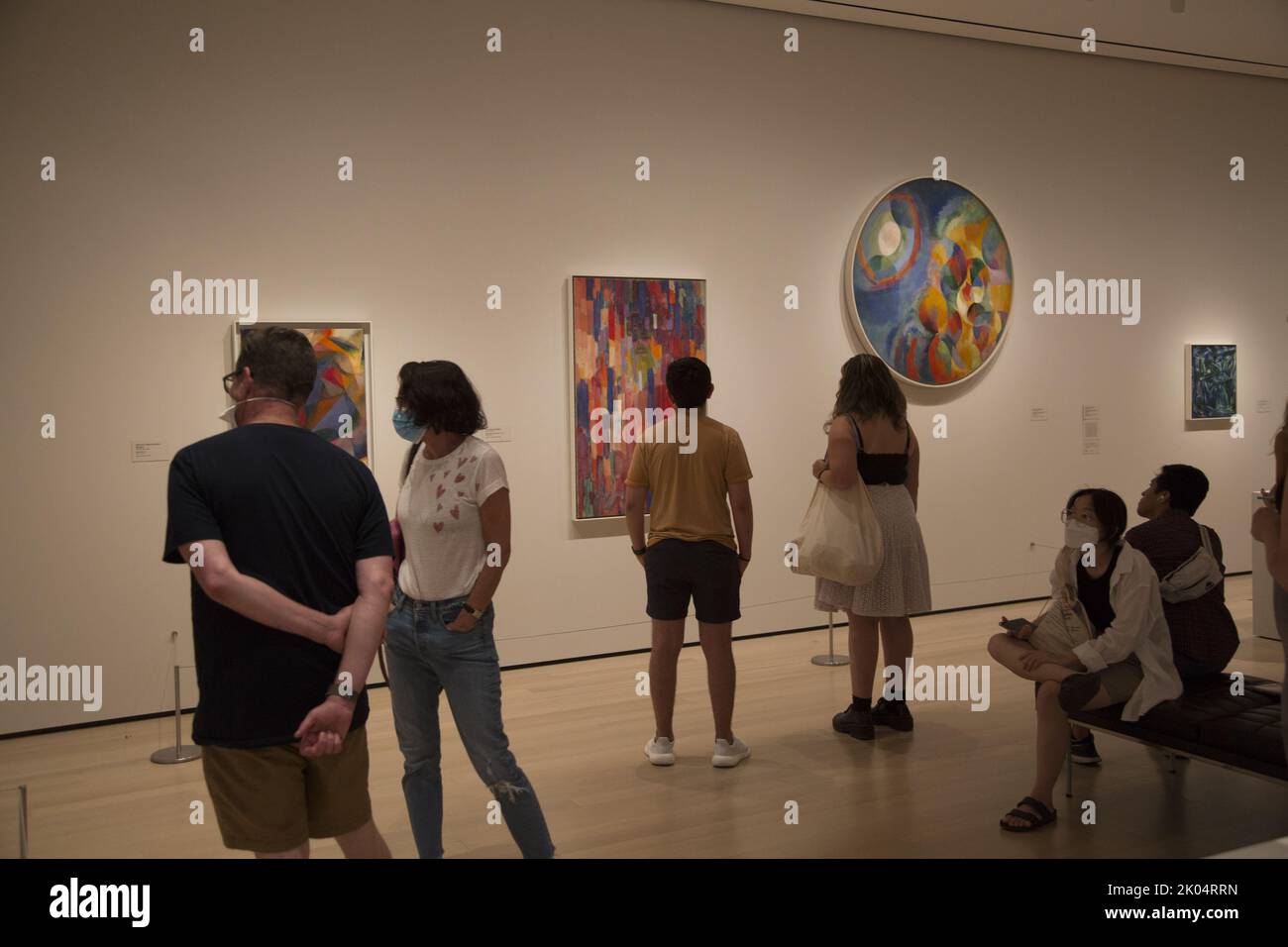 Museumsbesucher verweilen im Museum of Modern Art in New York City zusammen mit anderen aus der frühen modernistischen Zeit um Kupka-Malerei. Stockfoto