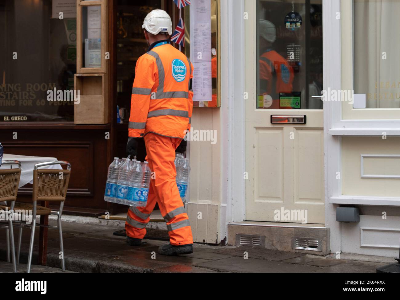 Windsor, Großbritannien. 9.. September 2022. Heute werden in Windsor Wasserflaschen an Unternehmen verteilt. Das Wasser der Themse war heute in Windsor, wo in der Nähe von Windsor Castle eine Wasserleitung repariert wurde. Restaurants, Pubs und Geschäfte in der Umgebung hatten heute teilweise kein Wasser und mussten daher schließen. Es war bedauerlich, da viele Besucher heute in Windsor waren, um Blumengebete wegen des traurigen Abgehens Ihrer Majestät der Königin zu bringen. Quelle: Maureen McLean/Alamy Live News Stockfoto