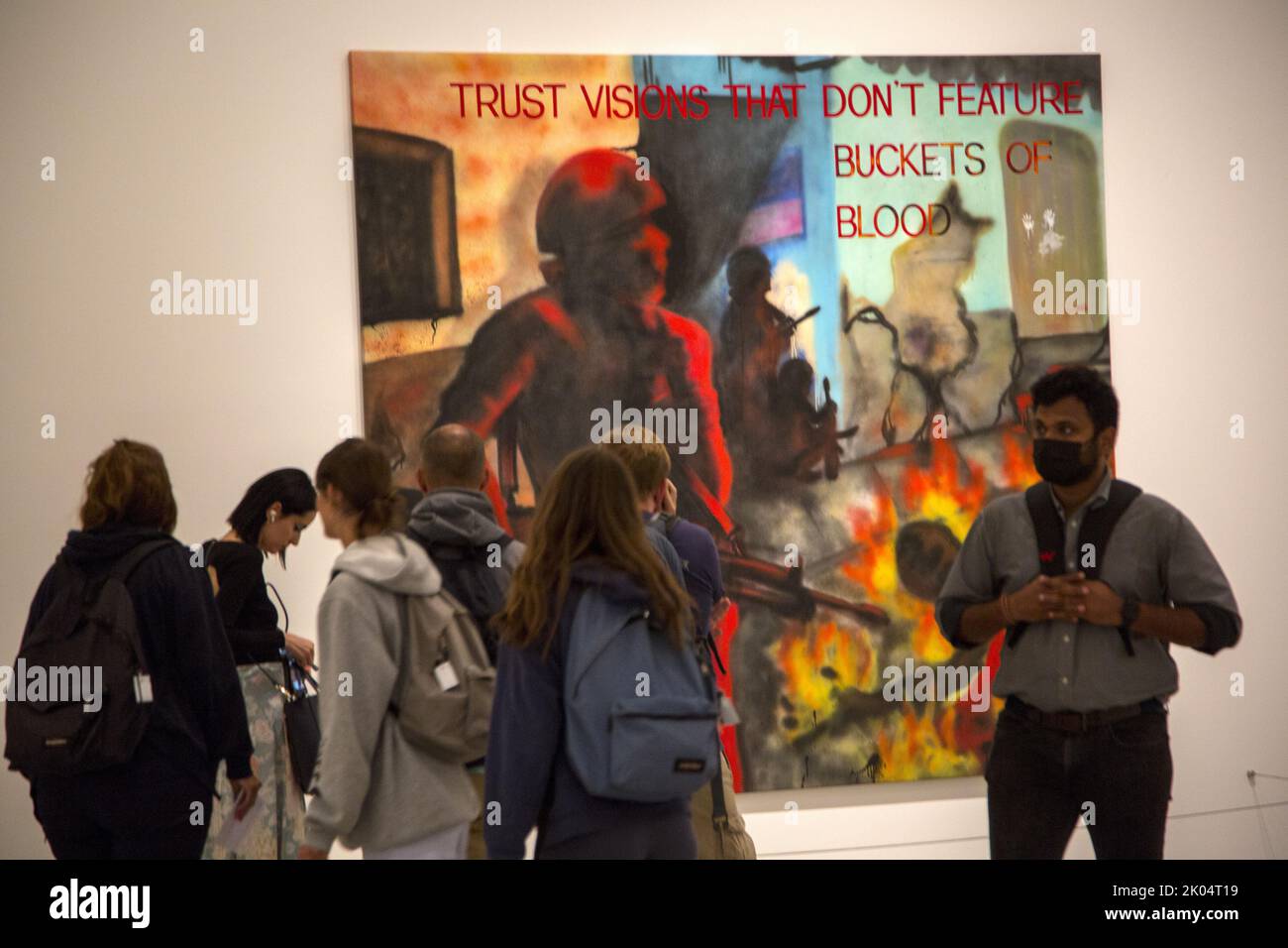 Jenny Holzer, Lady Pink. „Vertrauen Sie Visionen, die keine Eimer Blut enthalten.“ 1983-84. Das Bild basiert auf einem Bild der Dokumentarfotografin Susan Meiselas, die während des bewaffneten Konflikts, der die Nation in der zweiten Hälfte des 20. Jahrhunderts jahrzehntelang durchlebte, in Nicaragua intensiv arbeitete. Stockfoto