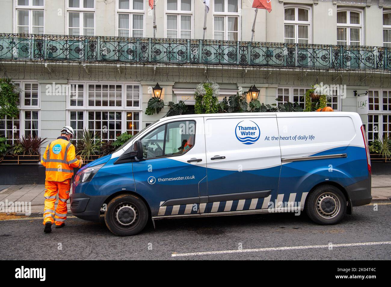 Windsor, Großbritannien. 9.. September 2022. Das Wasser der Themse war heute in Windsor, wo in der Nähe von Windsor Castle eine Wasserleitung repariert wurde. Restaurants, Pubs und Geschäfte in der Umgebung hatten heute teilweise kein Wasser und mussten daher schließen. Es war bedauerlich, da viele Besucher heute in Windsor waren, um Blumengebete wegen des traurigen Abgehens Ihrer Majestät der Königin zu bringen. Quelle: Maureen McLean/Alamy Live News Stockfoto