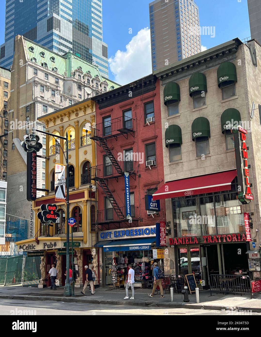 In der 8. Avenue befinden sich immer noch ältere Gebäude, in denen sich das Playwright Restaurant und Irish Bar & Grill im Viertel Hell's Kitchen in Manhattan, NYC, befinden. Stockfoto