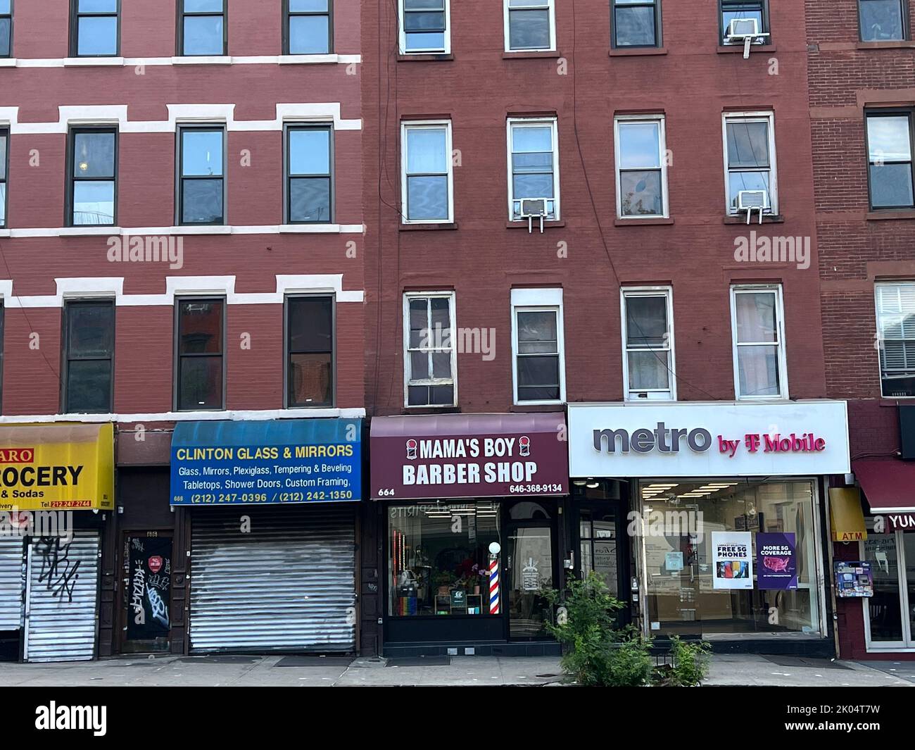 Geschäfte an der 9. Avenue im Viertel Hell's Kitchen in Manhattan, New York City Stockfoto