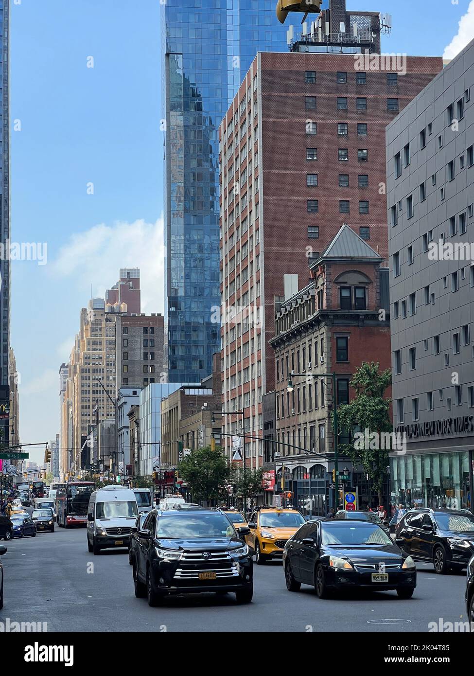Blick Richtung Süden auf die 8. Avenue von der 47. Street in Midtown Manhattan. Stockfoto