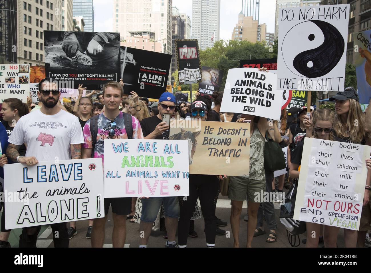 Veganer und andere Aktivisten kommen zu einem jährlichen Tierrechtsmarsch am Broadway in Manhattan, New York City. Stockfoto