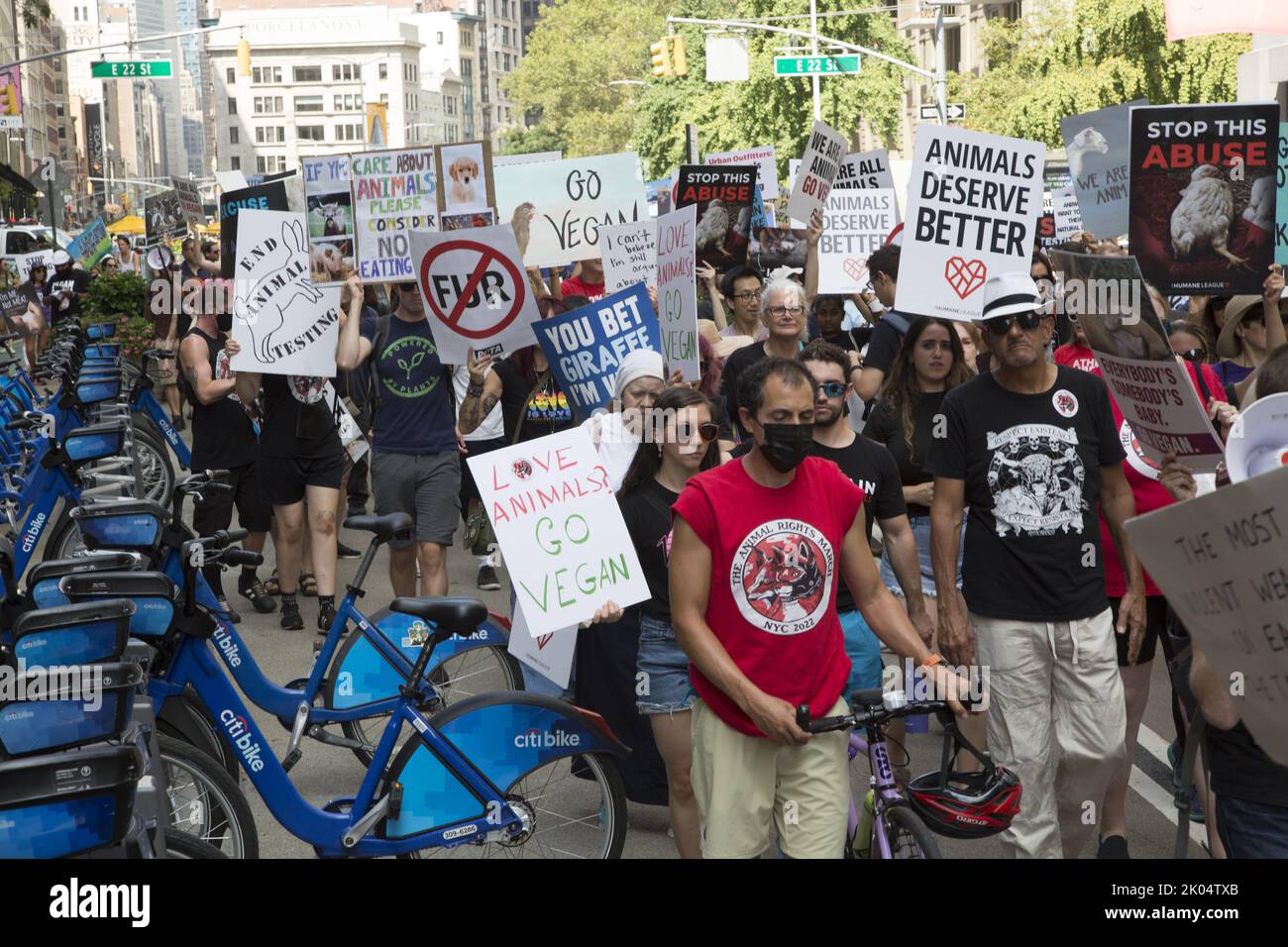 Veganer und andere Aktivisten kommen zu einem jährlichen Tierrechtsmarsch am Broadway in Manhattan, New York City. Stockfoto