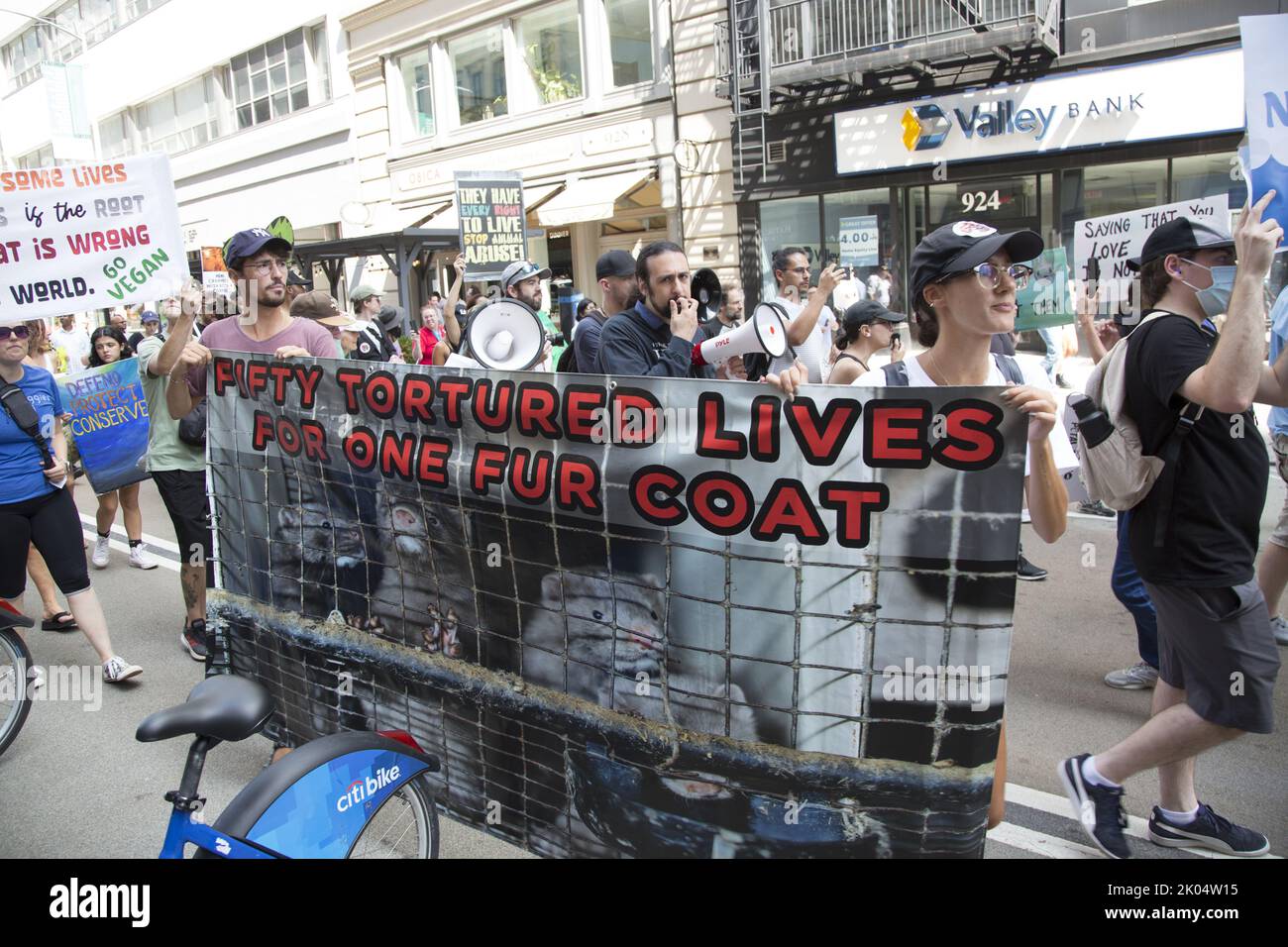 Veganer und andere Aktivisten kommen zu einem jährlichen Tierrechtsmarsch am Broadway in Manhattan, New York City. Stockfoto