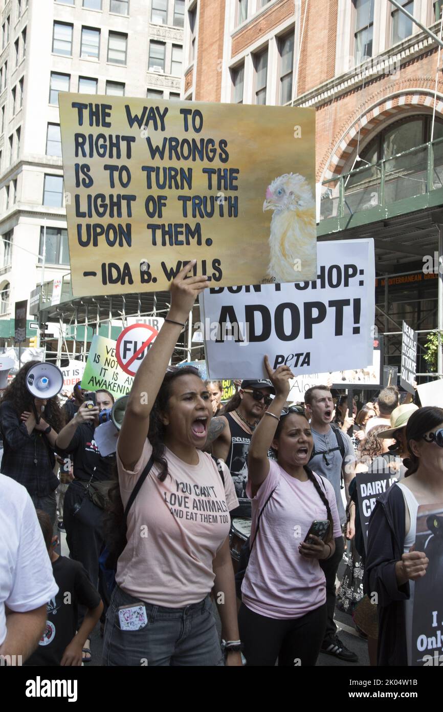 Veganer und andere Aktivisten kommen zu einem jährlichen Tierrechtsmarsch am Broadway in Manhattan, New York City. Stockfoto