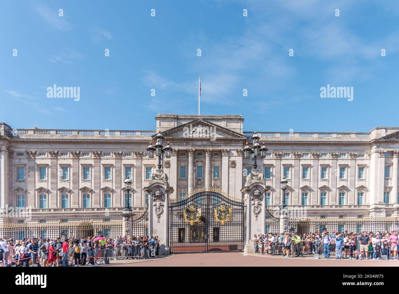 Großbritannien, London - 29. Juli 2022: Touristen warten auf die Wachablösung vor dem Royal Buckingham Palace Stockfoto