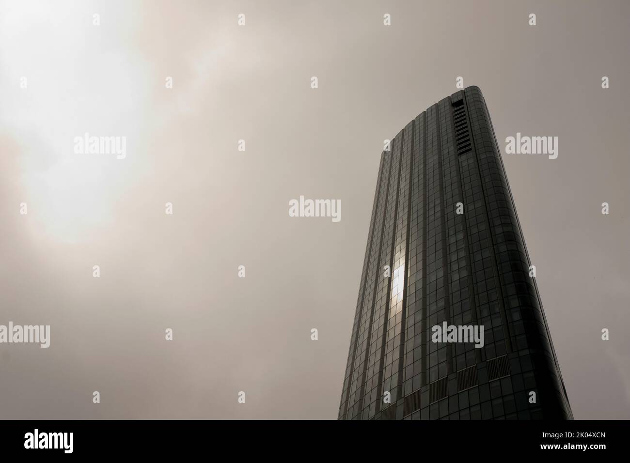 Low Angle View of Modern Skyscraper Against Cloudy Sky, Boston, Massachusetts, USA Stockfoto