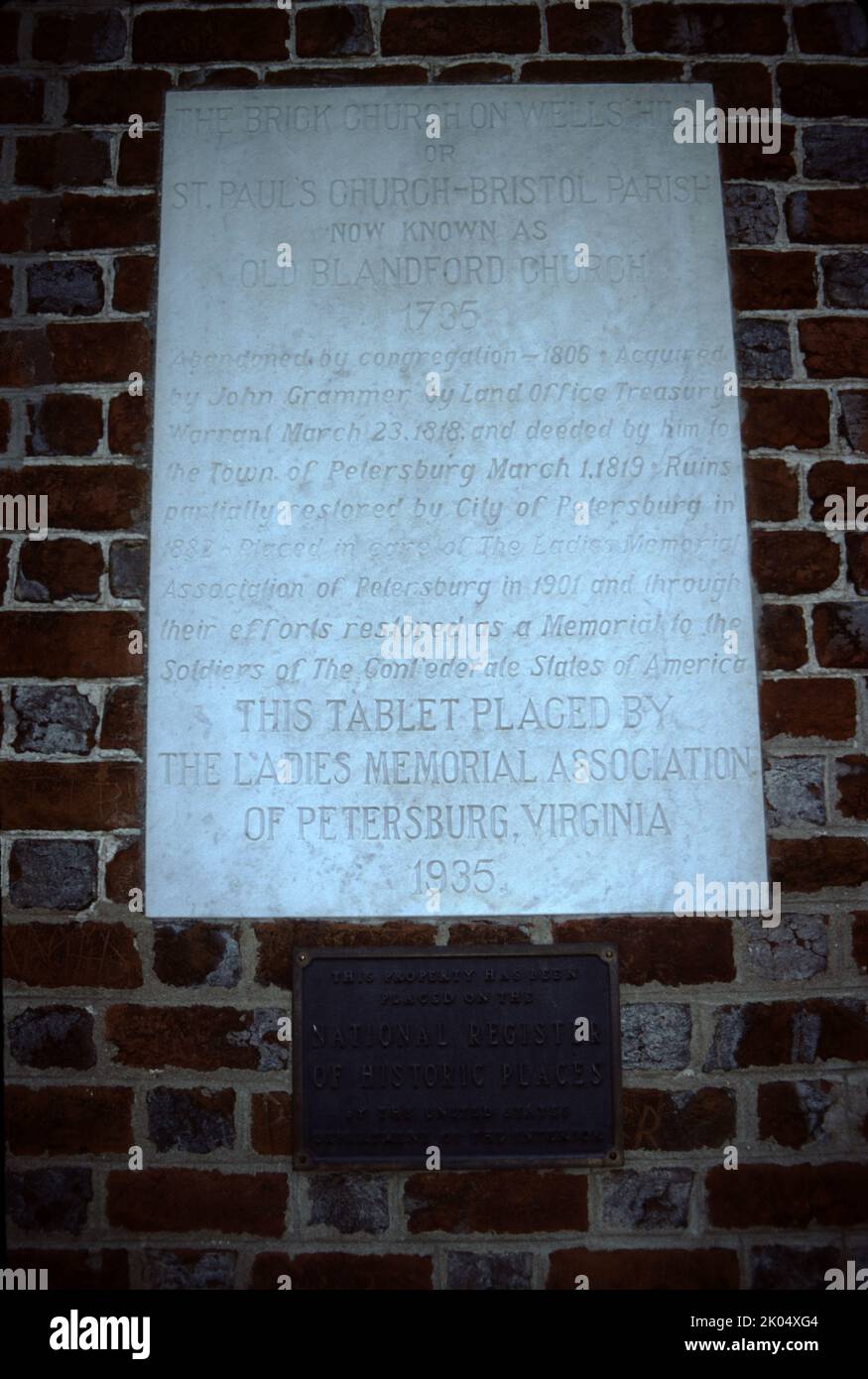 Petersburg, VA. USA. 9/1993. Blandford Church oder St. Paul’s Church oder The Brick Church. Erbaut um 1736 auf Wells Hill. Zwischen 1904 und 1912 wurden 15 Fenster installiert. Die meisten zeigen ein Staatssiegel, die Figur eines heiligen und eine Inschrift. Elf wurden von jedem der ehemaligen Bundesstaaten gestiftet. Ein Buntglasfenster eines christlichen Juwelenkreuzes, das von Louis Comfort Tiffany gestiftet wurde. Das Kirchengebäude wurde 1806 aufgegeben. Während des Bürgerkrieges diente die Kirche als große Telegrafenstation. Es wurde als Feldlazarett verwendet, vor allem nach der Schlacht am Krater. Stockfoto