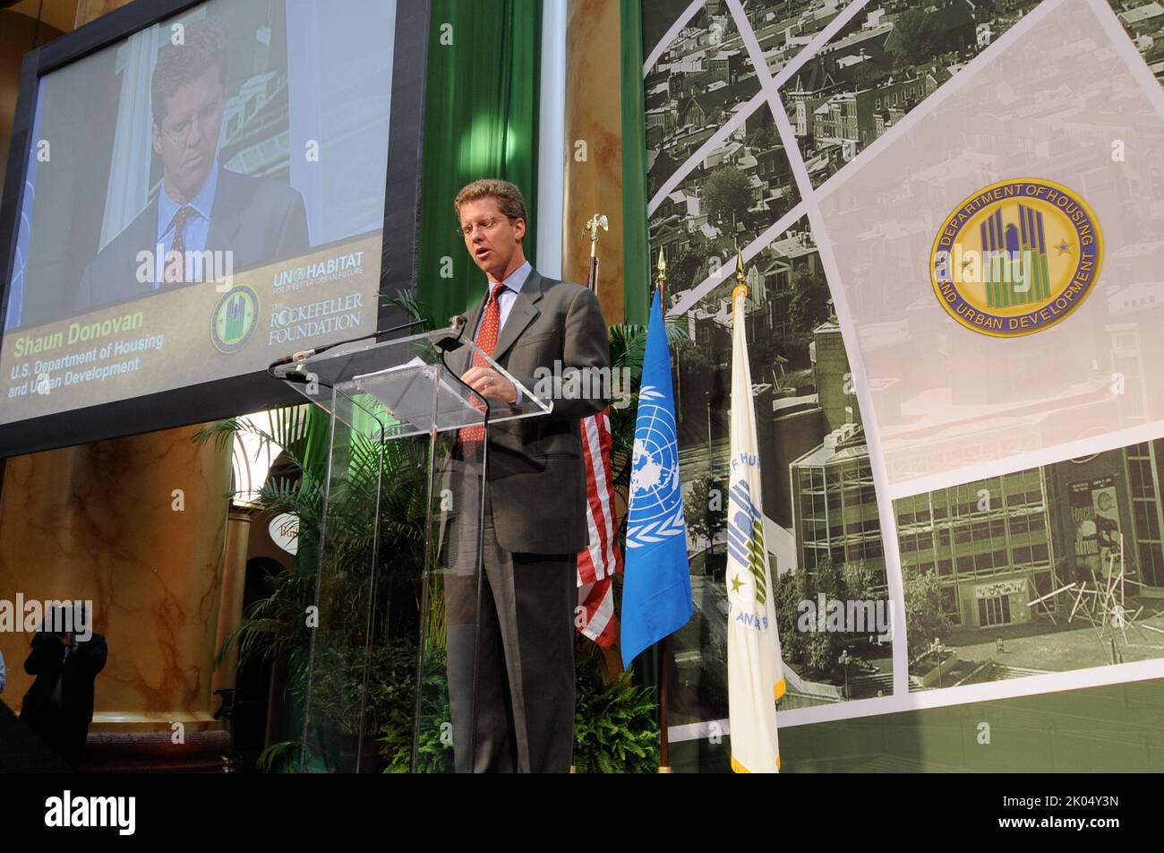 Feier zum WeltHabitat-Tag der Vereinten Nationen, Preisverleihung im National Building Museum, Washington, D.C., mit HUD-Sekretärin Shaun Donovan, der US-Vertreterin bei den Vereinten Nationen, Susan Rices, Leiterin des Humnan Settlements Program der Vereinten Nationen, Anna Tibaijuka, Direktorin des Innenpolitikrats des Weißen Hauses, Melody Barnes, Judith Rudin, Präsidentin der Rockefeller Foundation, und Jon Bon Jovi, Rockstar, gehören zu den zahlreichen teilnehmenden Würdenträgern. Stockfoto