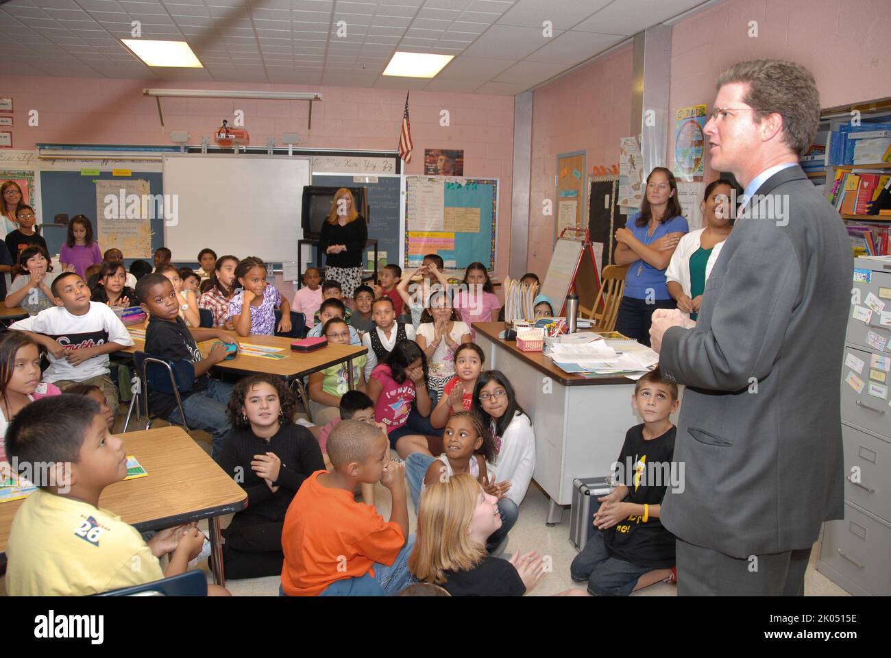 Sekretär Shaun Donovan und andere Würdenträger wenden sich an die Schüler der Viers Mill Elementary School in Silver Spring, Maryland. Zu dem Besuch im Klassenzimmer kamen unter anderem der Bildungsminister Arne Duncan, der Kongressabgeordnete Chris Van Hollen aus Maryland und der Bildungskommissar Jerry Weast aus Montgomery County. Stockfoto