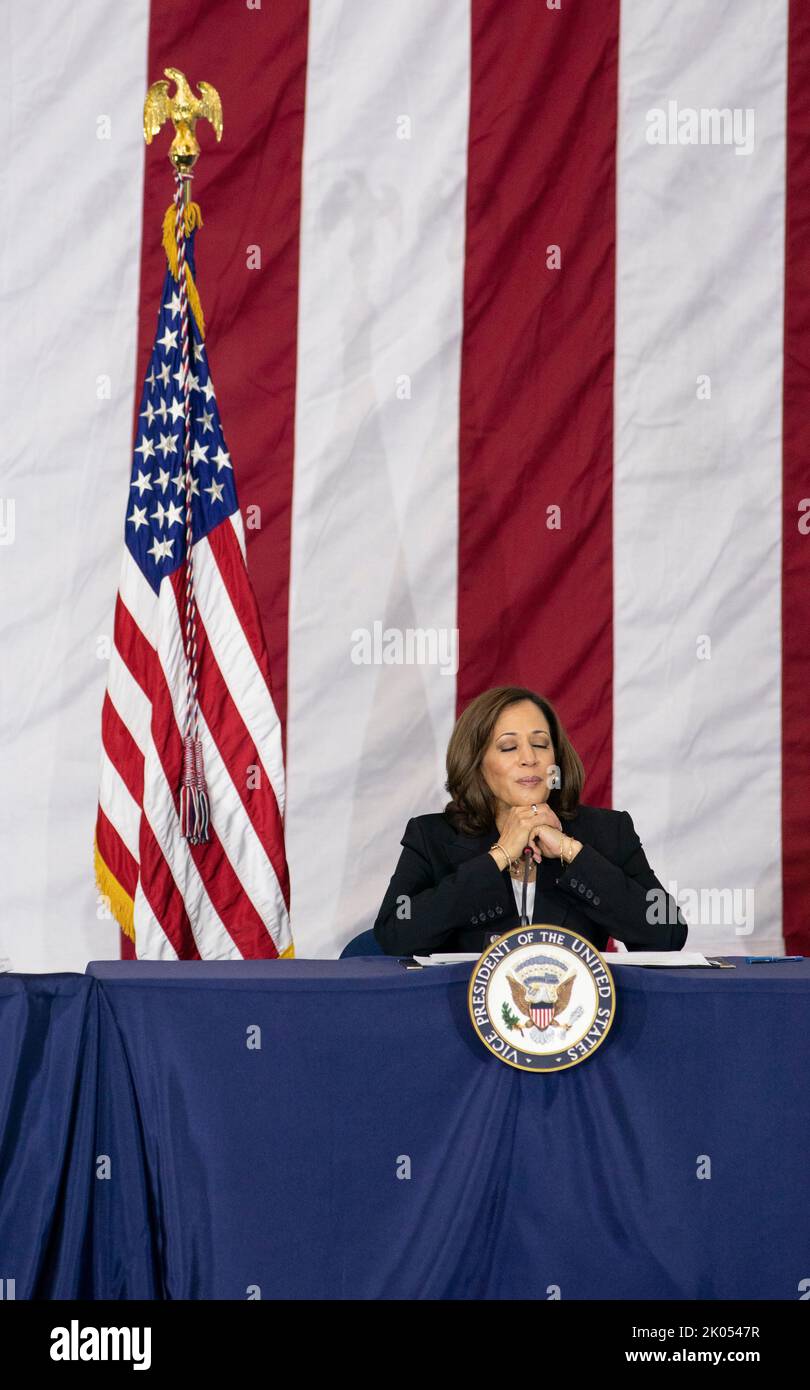 Houston, Texas, USA. 9.. September 2022. Die US-Vizepräsidentin KAMALA HARRIS schließt ihre Augen, als sie einem Redner zuhört, während sie am 9. September 2022 den Vorsitz eines neuen Treffens des National Space Council im NASA-Mock-up-Labor südlich von Houston innehat. Harris steht vor einem Modell der Internationalen Raumstation. Kredit: Bob Daemmrich/Alamy Live Nachrichten Stockfoto