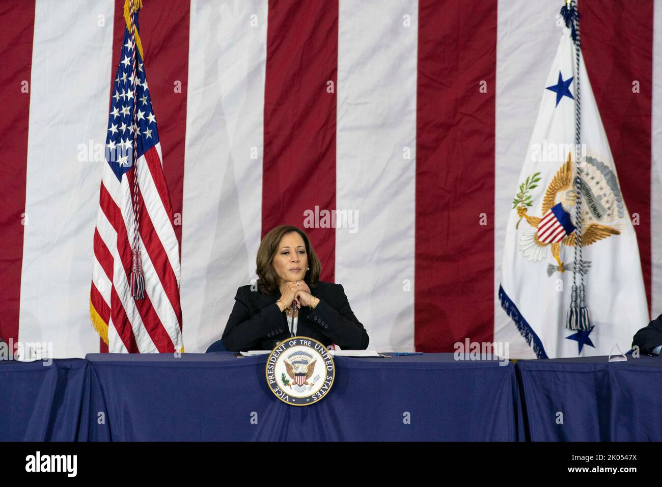 Houston, Texas, USA. 9.. September 2022. Die US-Vizepräsidentin KAMALA HARRIS hört einem Redner zu, als sie am 9. September 2022 eine neue Sitzung des National Space Council im NASA-Mock-up-Labor südlich von Houston leitet. Harris steht vor einem Modell der Internationalen Raumstation. Kredit: Bob Daemmrich/Alamy Live Nachrichten Stockfoto