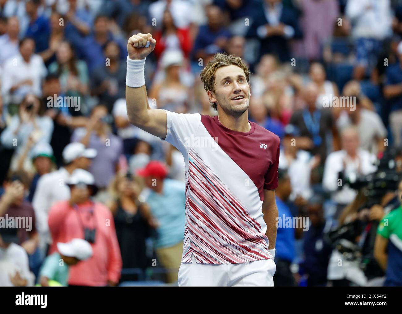 New York, USA, 9.,September ,2022. Der norwegische Tennisspieler Casper Ruud feiert am Montag, den 09. September 2022, während des US Open Turniers im Billie Jean King National Tennis Center. © Jürgen Hasenkopf / Alamy Live News Stockfoto