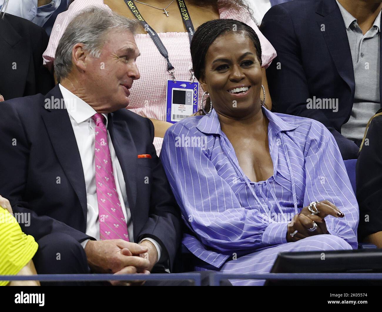 Flushing Meadow, Usa. 09. September 2022. Die ehemalige First Lady Michelle Obama (R) sieht Frances Tiafoe am Freitag, den 9. September 2022, beim Halbfinale der Männer der US Open Tennis Championships 2022 im Arthur Ashe Stadium im USTA Billy Jean King National Tennis Center in New York City gegen den Spanier Carlos Alcaraz spielen. Foto von John Angelillo/UPI. Kredit: UPI/Alamy Live Nachrichten Stockfoto