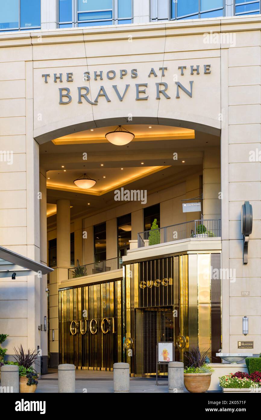 Bellevue, WA, USA - 08. September 2022; The Shops at the Bravern Luxury Torbogen and Gucci Store Stockfoto