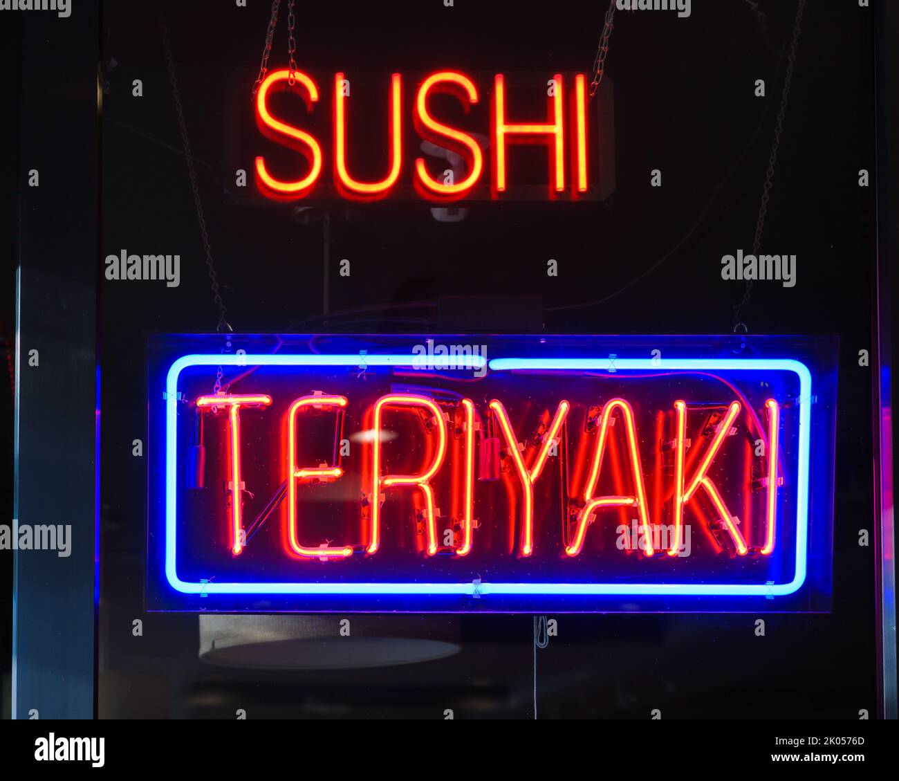 Leuchtreklame für Sushi und Teriyaki aus nächster Nähe Stockfoto