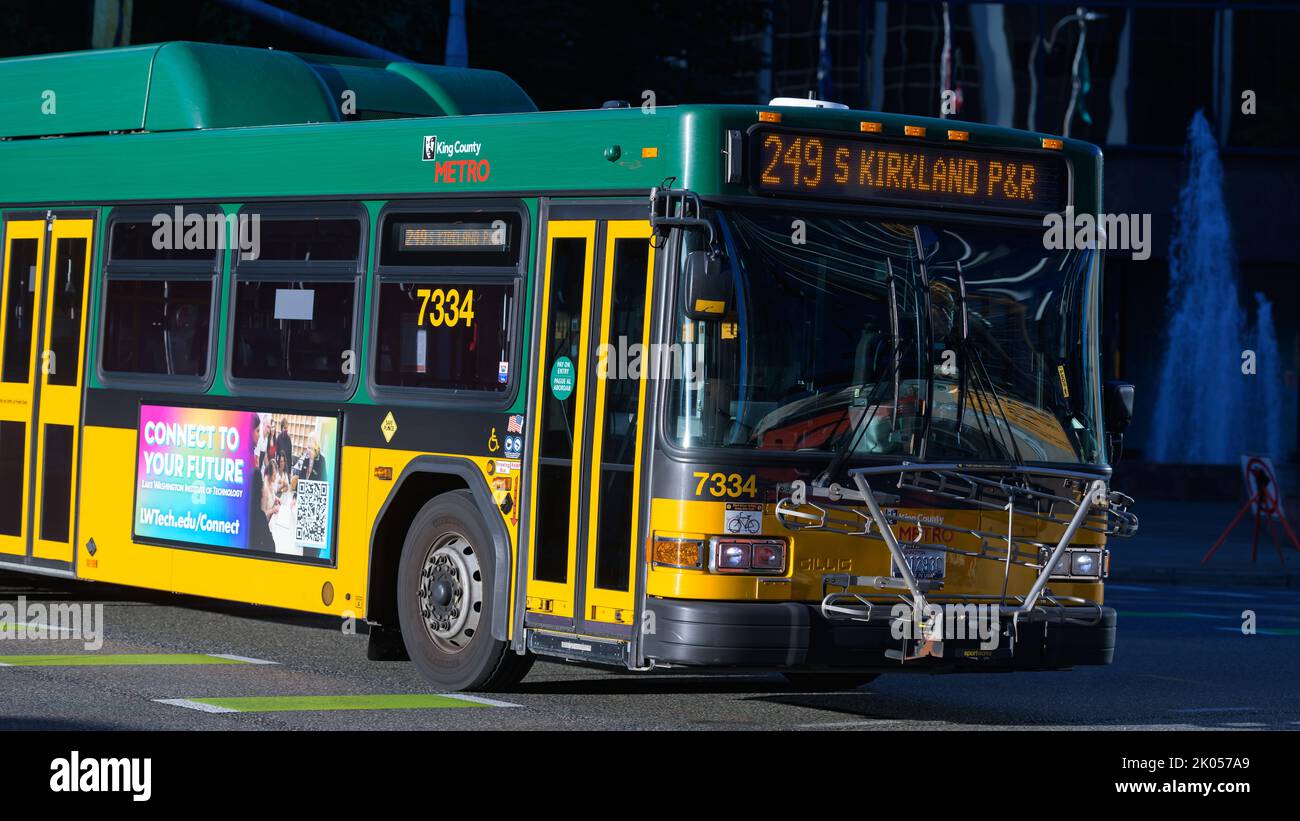Bellevue, WA, USA - 08. September 2022; King County Metro Bus zum Kirkland Park und Fahrt in der Nähe in der Innenstadt von Bellevue Stockfoto