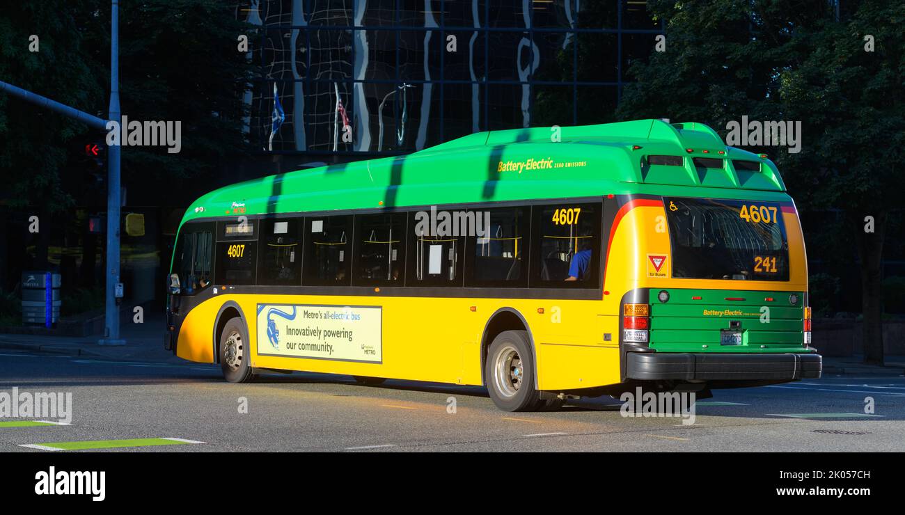Bellevue, WA, USA - 08. September 2022; King County Metro batteriebetriebener alternativer Energiebus auf einer Straße in der Innenstadt von Bellevue, Washington Stockfoto