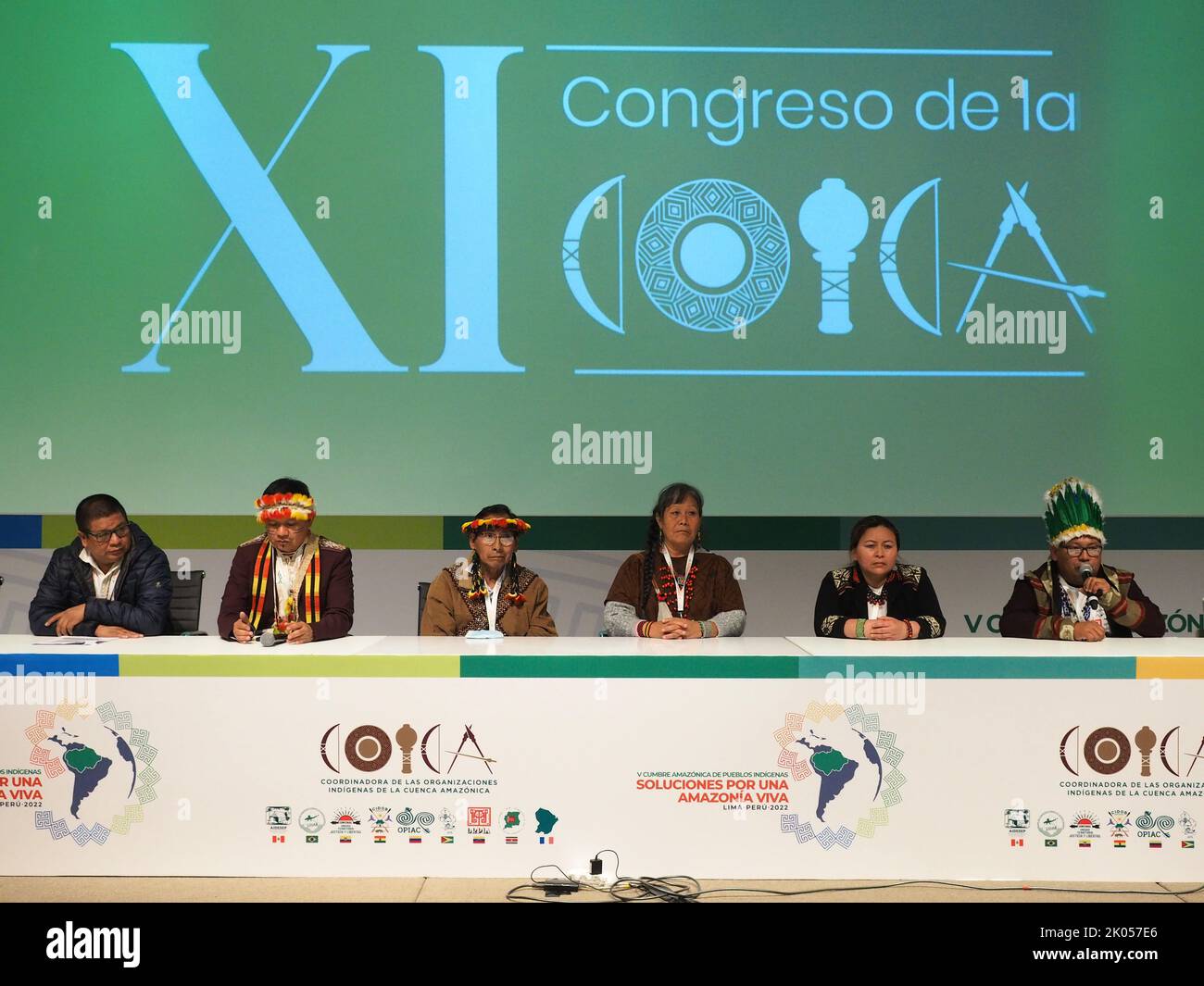 Gregorio Mirabal Kurripako (2L) aus Venezuela, Mitglied des Rates der indigenen FSC-Stiftung und Generalkoordinator, Evaristo Nugkuag (3L), indigener Führer und peruanischer Ökologe, der zur ethnischen Gruppe der Aguaruna gehört, Und andere indigene Führer, die am XI. Kongress der Koordinatorin indigener Organisationen des Amazonasbeckens (COICA) in Lima teilnehmen. COICA ist eine Organisation, die 511 indigene Völker in den 9 Amazonas-Ländern vertritt. Kredit: Fotoholica Presseagentur/Alamy Live Nachrichten Stockfoto