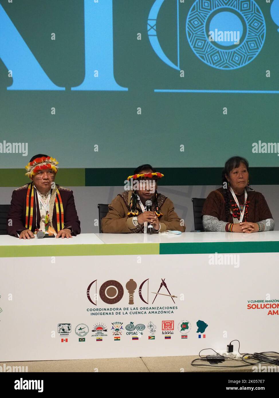 Gregorio Mirabal Kurripako (L) aus Venezuela, Mitglied des Rates der indigenen FSC-Stiftung und Generalkoordinator, Evaristo Nugkuag (C), indigener Führer und peruanischer Ökologe, der zur ethnischen Gruppe der Aguaruna gehört, Und andere indigene Führer, die am XI. Kongress der Koordinatorin indigener Organisationen des Amazonasbeckens (COICA) in Lima teilnehmen. COICA ist eine Organisation, die 511 indigene Völker in den 9 Amazonas-Ländern vertritt. Kredit: Fotoholica Presseagentur/Alamy Live Nachrichten Stockfoto