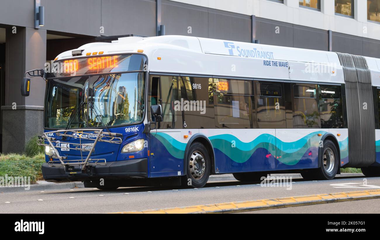 Bellevue, WA, USA - 08. September 2022; bewegter Sound Transit-Bus mit Ziel Seattle auf der Bellevue Street Stockfoto