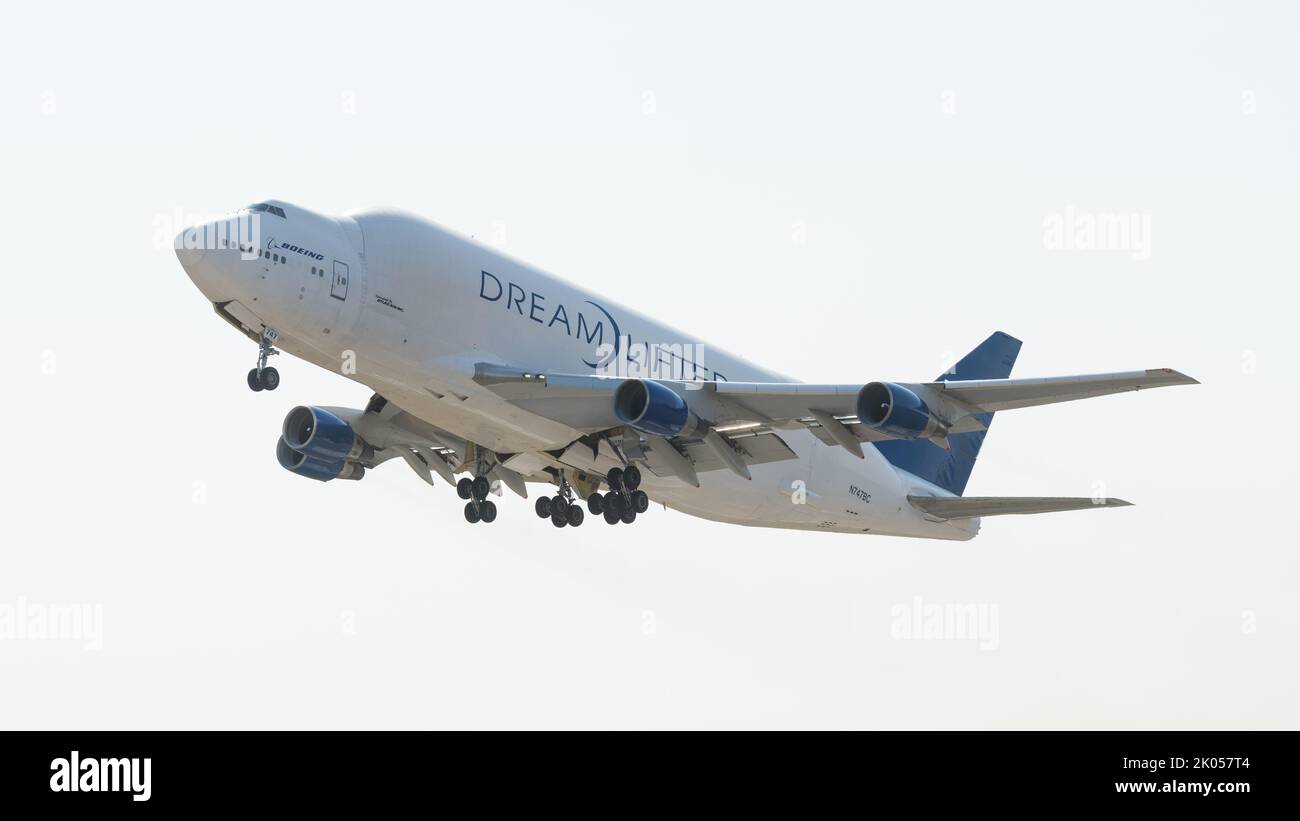 Everett, WA, USA - 02. September 2022; Boeing Dreamlifter-Flugzeuge beim Start gegen weißen Himmel isoliert Stockfoto