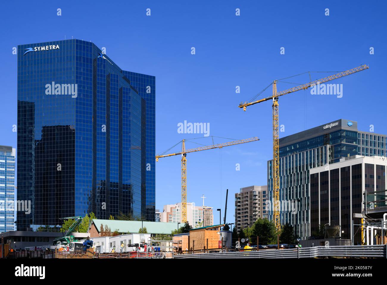 Bellevue, WA, USA - 08. September 2022; Krane beim Neubau in der Innenstadt von Bellevue mit Symetra- und Salesforce-Hochhäusern Stockfoto