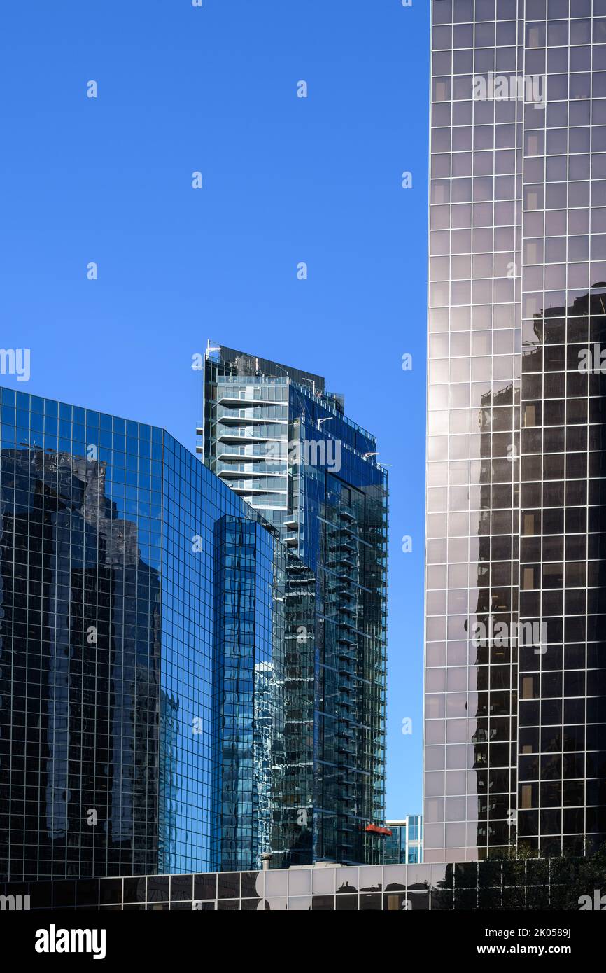 Bellevue, WA, USA - 08. September 2022; Moderne Hochhäuser in der Innenstadt von Bellevue, isoliert mit klarem blauen Himmel Stockfoto