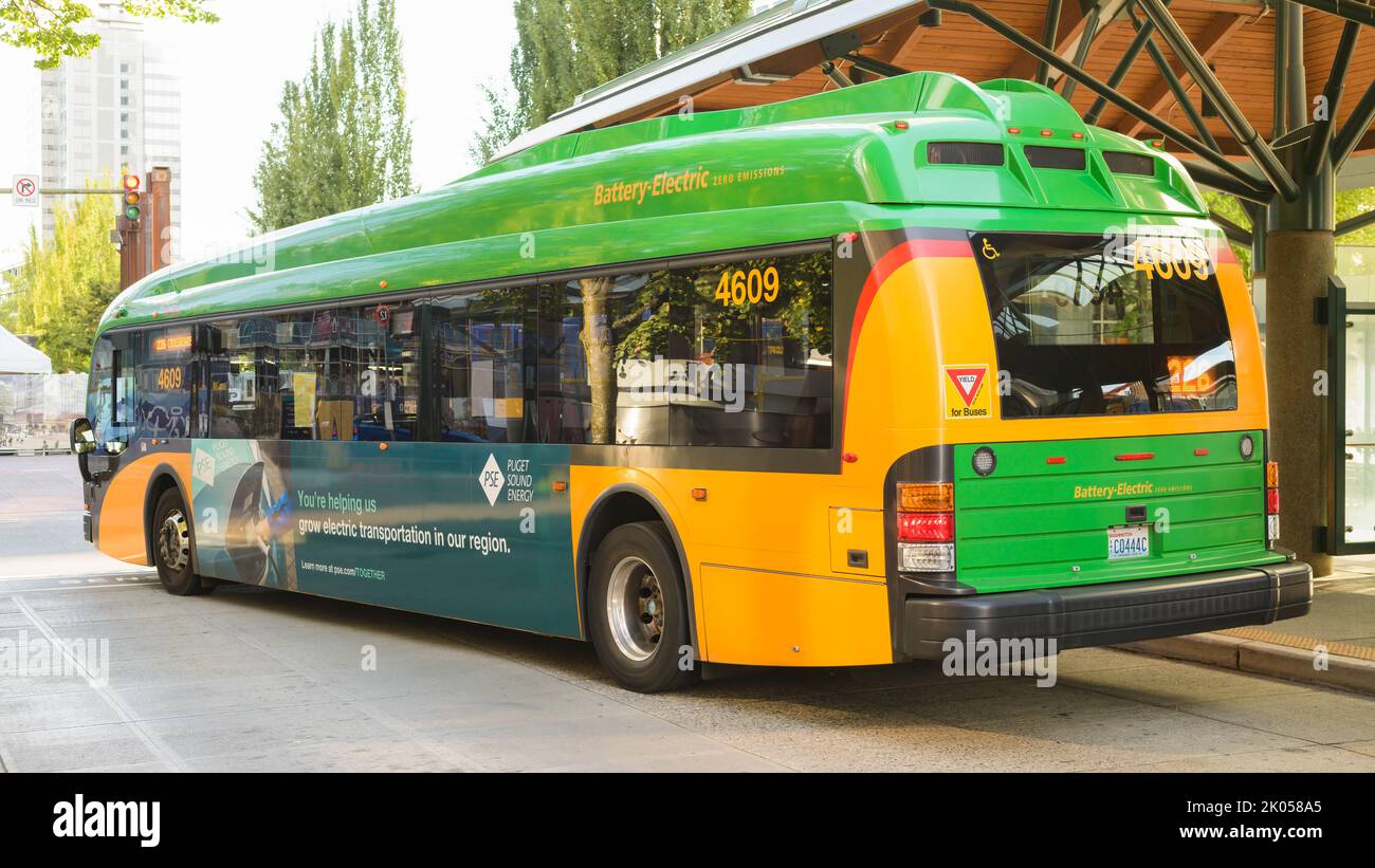 Bellevue, WA, USA - 08. September 2022; King County Metro Transit Battery Electric Bus am Bellevue Transit Center Stockfoto