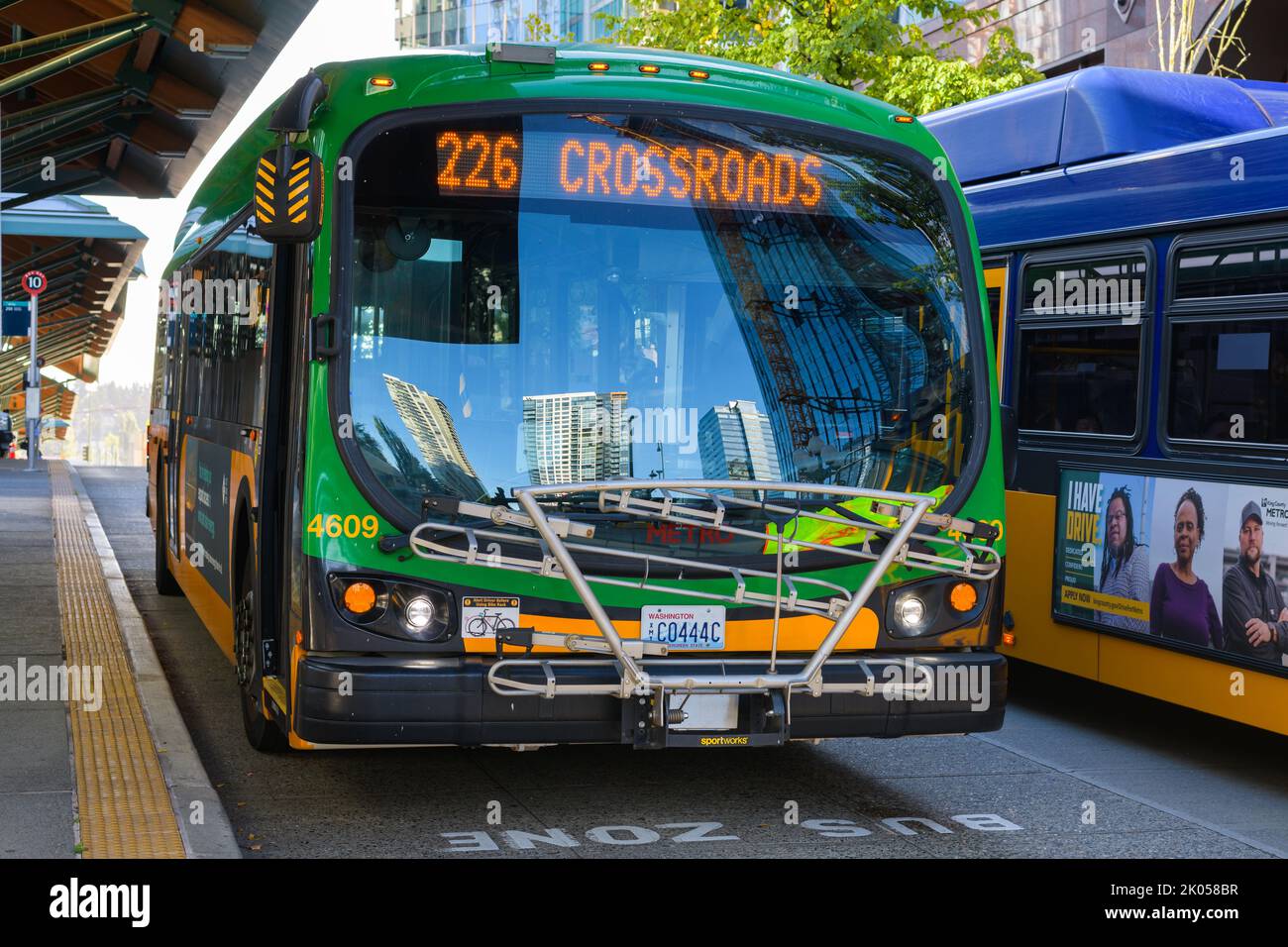 Bellevue, WA, USA - 08. September 2022; Batterie-Elektrobus King County Metro mit großer reflektierender Windschutzscheibe im Bellevue Transit Center Stockfoto