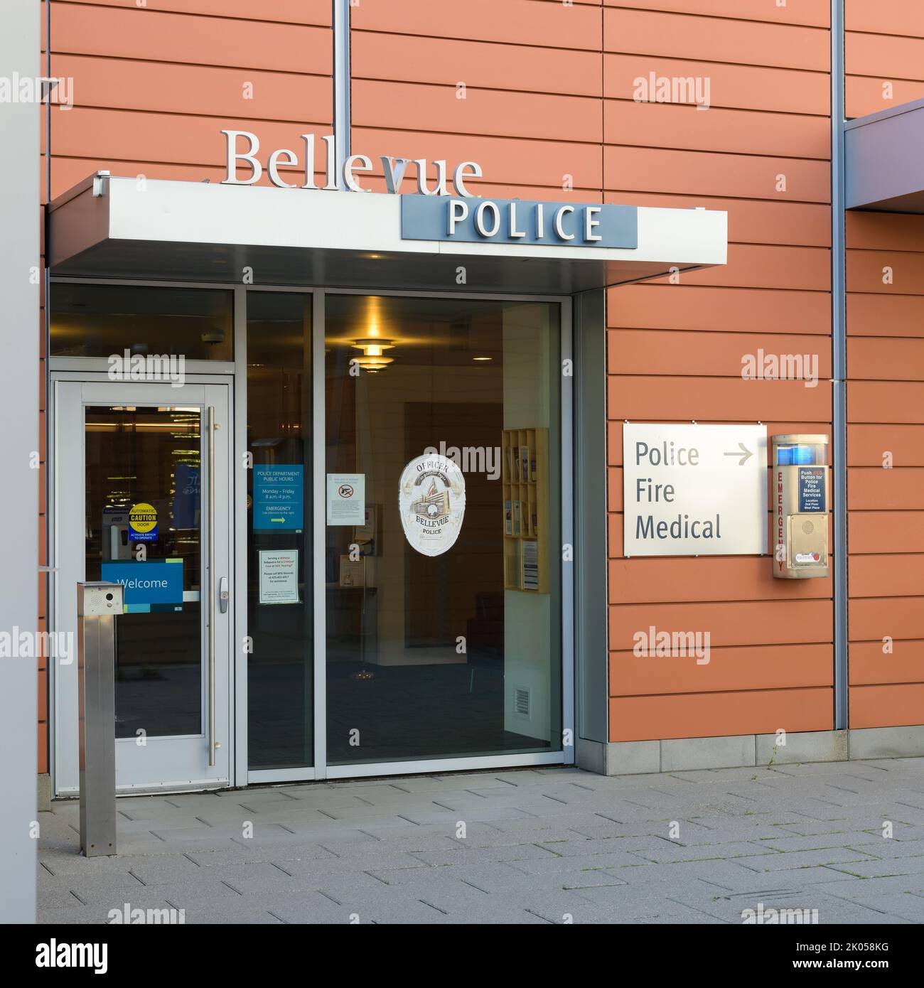 Bellevue, WA, USA - 08. September 2022; Schild und Eingang der Polizeiwache Bellevue mit Notfallinformationen Stockfoto