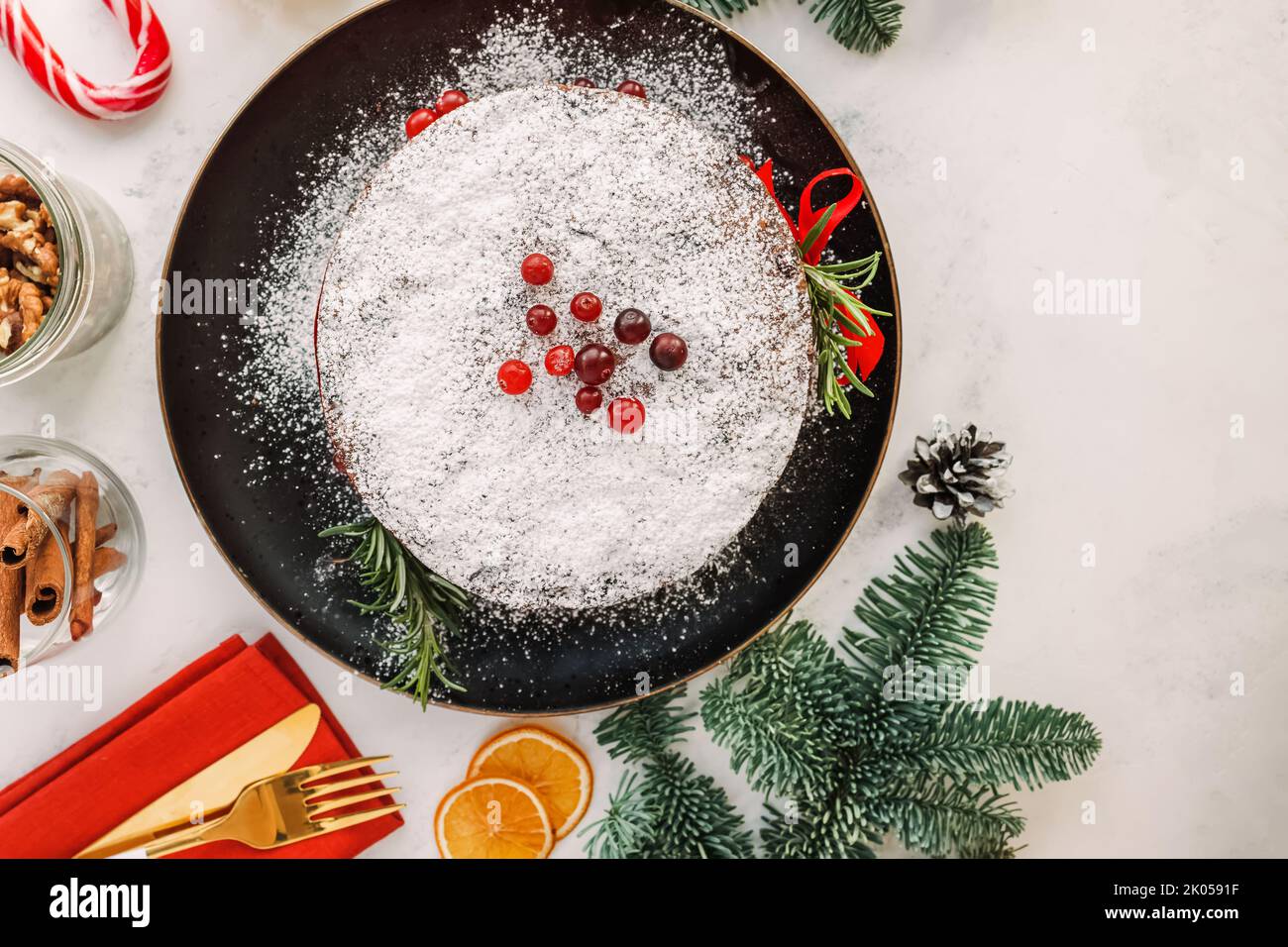 Festliche Komposition mit weihnachtlicher Obstkuchen und Tannenzweig, Draufsicht Stockfoto