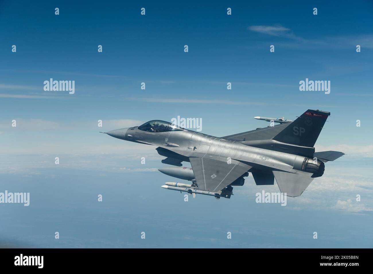 Eine F-16cm Kampffalke der US-Luftwaffe aus dem Jagdgeschwader 480. fliegt am 13. April 2022 nach Abschluss der Installation eines neuen AESA-Radarsystems (Active Electronically Scanned Array) über Deutschland. Die Aufnahme der AESA in das Arsenal der 480. FS Warhawks erhöht die Fähigkeit der Luftwaffe und der Kommandanten der Kämpfer, auf eine größere Bandbreite von Bedrohungen in der Region zu reagieren. (USA Foto der Luftwaffe von Staff Sgt. Chanceler Nardone) (Dieses Foto wurde zu Sicherheitszwecken geändert, indem die Identifikationsnummern der Flugzeuge verschwommen wurden.) Stockfoto