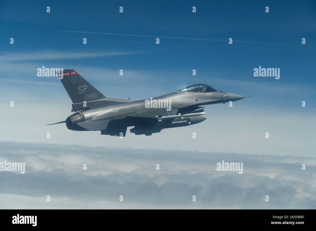 Eine F-16cm Kampffalke der US-Luftwaffe aus dem Jagdgeschwader 480. fliegt am 13. April 2022 nach Abschluss der Installation eines neuen AESA-Radarsystems (Active Electronically Scanned Array) über Deutschland. Das 480. FS ist jetzt das erste aktive F-16cm-Jagdgeschwader der Luftwaffe, das aktive AESA-Radarsysteme (Active Electronically Scanned Array) aufrüstbar macht. (USA Foto der Luftwaffe von Staff Sgt. Chanceler Nardone) (Dieses Foto wurde zu Sicherheitszwecken geändert, indem die Identifikationsnummern der Flugzeuge verschwommen wurden.) Stockfoto