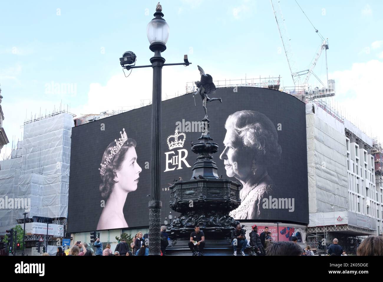 London, Großbritannien. 9.. September 2022. Die Piccadilly-Leinwand zeigt ein Porträt einer jungen Königin Elizabeth II. Und wie sie reifte. Am ersten Tag der offiziellen Trauer zollen Unternehmen in der ganzen Hauptstadt ihrer Majestät der Königin Tribut. Die Königin war die am längsten dienende Monarchin mit ihrer außergewöhnlichen Herrschaft von 70 Jahren. Kredit: Elfte Stunde Fotografie/Alamy Live Nachrichten Stockfoto