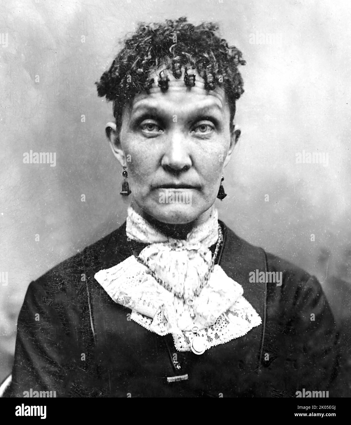 Männliche Frau mit kurzen Flaschenlocken starrt von einem 1860er-mm-Farbton zurück. Stockfoto