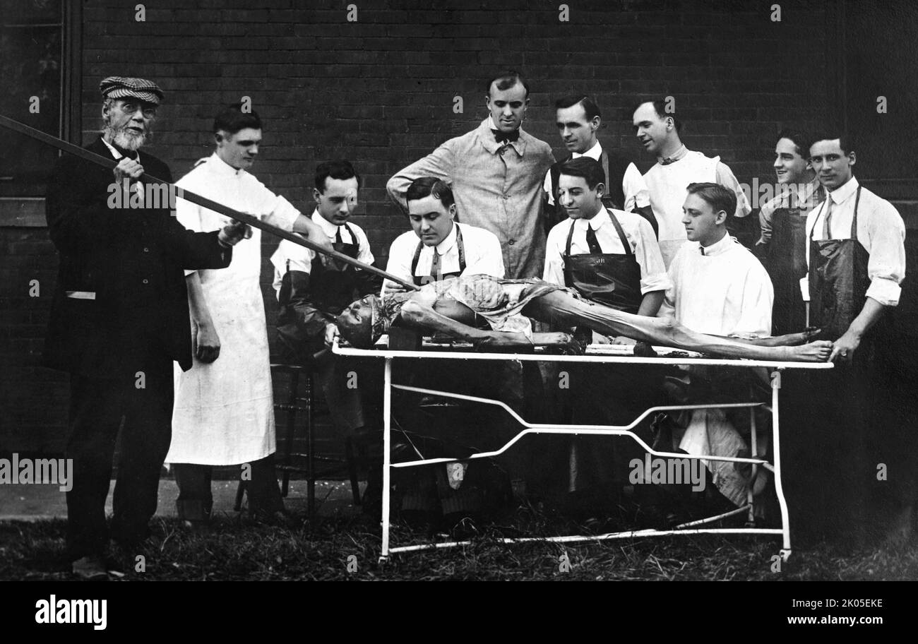 Eine Gruppe von Medizinstudenten an der University of Wisconsin in Madison versammelt sich im Laufe ihres Studiums um einen Leichnam, etwa 1908 Stockfoto